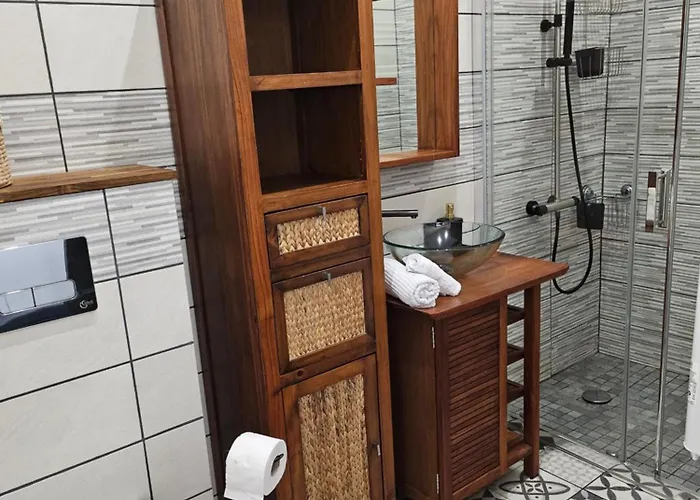 Les D'estelle Guécélard